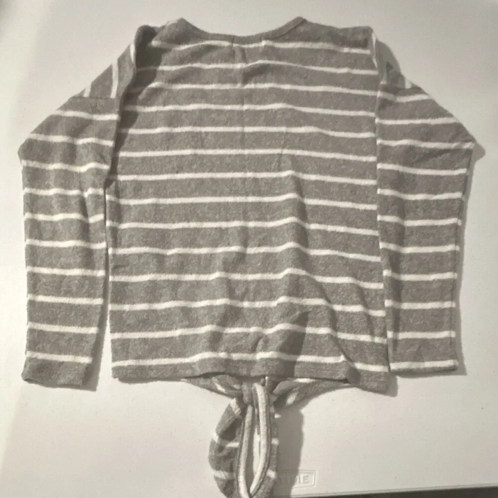 Nine1Eight Girl’s Gray/White Striped Long Sleeve Tie-Front Top:Size M